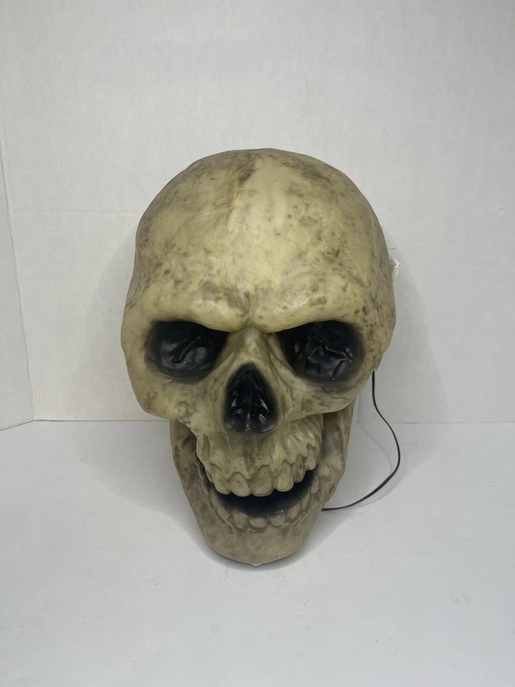 New With Tags - Gemmy Halloween Rotten Skull With Phrases Animated Talking Skull